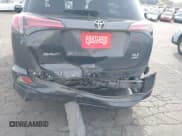 ✅ 2018 Toyota RAV4 XLE • VIN: JTMRFREV2JJ231749 • Лот: 43599708. Опубликован ранее на IAAI с пробегом 103 224 миль. Бесплатный доступ к архиву аукционных продаж из США и подробный отчёт об истории автомобиля на DreamBid. Изображение 6.