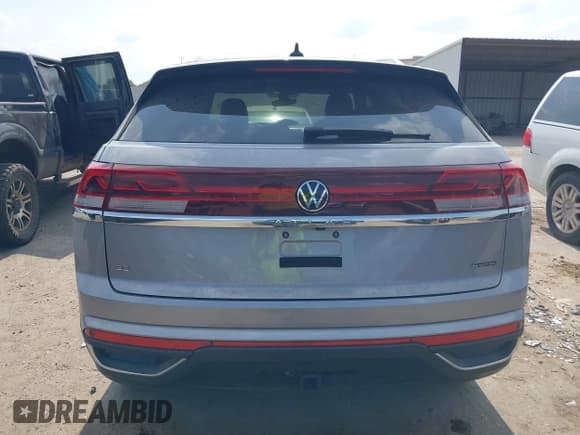✅ 2024 Volkswagen Atlas SE • VIN: 1V2HE2CA5RC216070 • Lot: 42278572. Listed on IAAI with 23,156 mi. Free auction sales archive from the USA and detailed vehicle history report at DreamBid. Image 17.