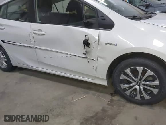 2022 Toyota Prius LE с VIN JTDL9MFU9N3031497, выставлен на аукционе IAAI как лот 42219494 с пробегом 137 152 миль миль и . История ставок и продаж доступна на DreamBid. Изображение 6.