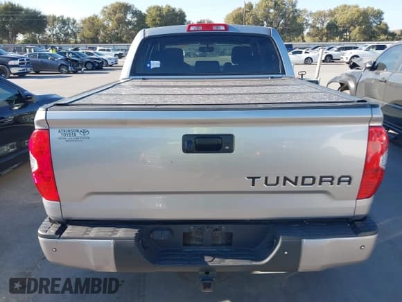 ✅ 2017 Toyota Tundra Limited • VIN: 5TFFW5F17HX213326 • Lot: 43452045. Wystawiony na IAAI z przebiegiem 165 417 mil. Bezpłatny archiwum sprzedaży aukcyjnych z USA i szczegółowy raport historii pojazdu na DreamBid. Zdjęcie 17.