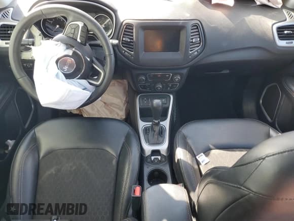 ✅ 2018 Jeep Compass Latitude • VIN: 3C4NJCBB8JT228903 • Lot: 87298855. Wystawiony na Copart z przebiegiem 58 027 mil. Bezpłatny archiwum sprzedaży aukcyjnych z USA i szczegółowy raport historii pojazdu na DreamBid. Zdjęcie 8.