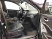 2017 Hyundai Santa Fe 2.0T z VIN 5XYZUDLA9HG433491, wystawiony jako IAAI lot #43298379 z przebiegiem 135 099 mil mil oraz . Historia ofert i sprzedaży dostępna na DreamBid. Obrazek 5.