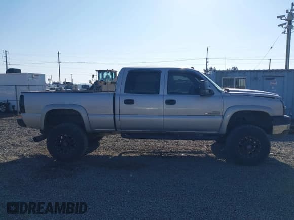 ✅ 2005 Chevrolet Silverado 2500HD LS • VIN: 1GCHK232X5F834481 • Lot: 43302751. Wystawiony na IAAI z przebiegiem 196 320 mil. Bezpłatny archiwum sprzedaży aukcyjnych z USA i szczegółowy raport historii pojazdu na DreamBid. Zdjęcie 14.