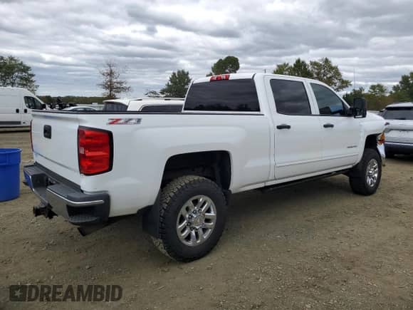 2015 Chevrolet Silverado 2500HD LT with VIN 1GC1KVEG2FF501978, listed as a Copart auction lot 82272315 with 221,606 mi miles and Salvage title. Bid and sale history available at DreamBid. Image 3.