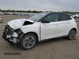 ✅ 2023 Hyundai Kona SE • VIN: KM8K23AG3PU159772 • Лот: 65981064. Опубликован ранее на Copart с пробегом 38 902 миль. Бесплатный доступ к архиву аукционных продаж из США и подробный отчёт об истории автомобиля на DreamBid. Изображение 1.