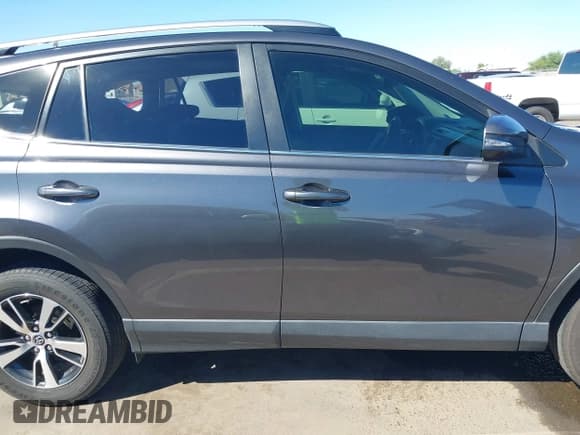 ✅ 2018 Toyota RAV4 XLE • VIN: JTMWFREV6JJ739192 • Lot: 43354082. Wystawiony na IAAI z przebiegiem 69 384 mil. Bezpłatny archiwum sprzedaży aukcyjnych z USA i szczegółowy raport historii pojazdu na DreamBid. Zdjęcie 14.