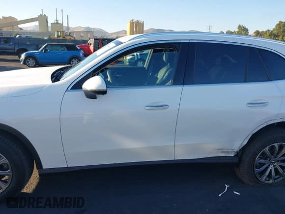 ✅ 2024 Mercedes-Benz GLC 300 • VIN: W1NKM4HBXRF199040 • Lot: 43483656. Wystawiony na IAAI z przebiegiem 10 398 mil. Bezpłatny archiwum sprzedaży aukcyjnych z USA i szczegółowy raport historii pojazdu na DreamBid. Zdjęcie 14.