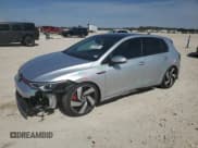 ✅ 2022 Volkswagen Golf GTI SE • VIN: WVWL87CD8NW142954 • Lot: 47243685. Wystawiony na Copart z przebiegiem 25 103 mil. Bezpłatny archiwum sprzedaży aukcyjnych z USA i szczegółowy raport historii pojazdu na DreamBid. Zdjęcie 1.