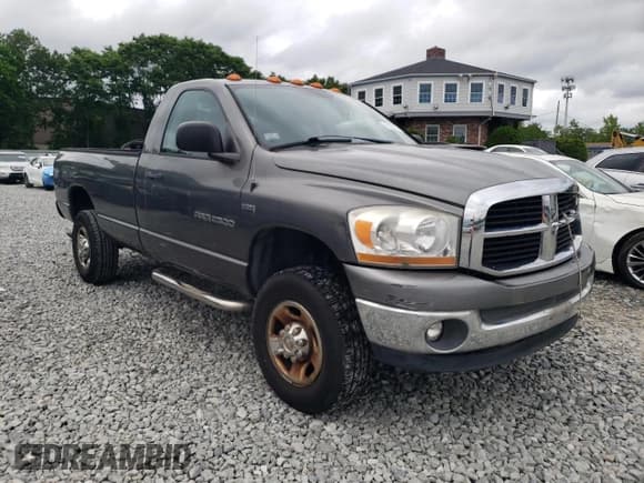 ✅ 2006 Dodge 2500 ST • VIN: 3D7KS26D26G187499 • Lot: 61605005. Wystawiony na Copart z przebiegiem 114 750 mil. Bezpłatny archiwum sprzedaży aukcyjnych z USA i szczegółowy raport historii pojazdu na DreamBid. Zdjęcie 4.