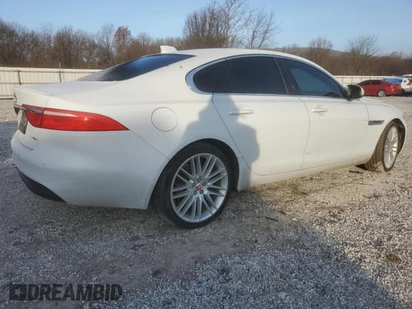 ✅ 2017 Jaguar XF 20d Prestige • VIN: SAJBE4BN3HCY46435 • Lot: 87249004. Wystawiony na Copart z przebiegiem 85 378 mil. Bezpłatny archiwum sprzedaży aukcyjnych z USA i szczegółowy raport historii pojazdu na DreamBid. Zdjęcie 3.