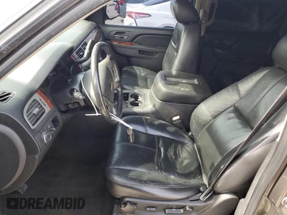 ✅ 2011 Chevrolet Suburban LT • VIN: 1GNSCJE01BR214127 • Lot: 45140314. Wystawiony na Copart z przebiegiem 273 257 mil. Bezpłatny archiwum sprzedaży aukcyjnych z USA i szczegółowy raport historii pojazdu na DreamBid. Zdjęcie 7.