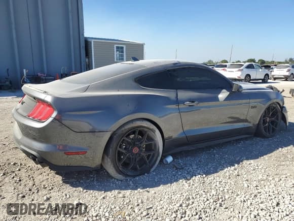 ✅ 2021 Ford Mustang GT Premium • VIN: 1FA6P8CF1M5133899 • Lot: 91695185. Wystawiony na Copart z przebiegiem 16 872 mil. Bezpłatny archiwum sprzedaży aukcyjnych z USA i szczegółowy raport historii pojazdu na DreamBid. Zdjęcie 3.