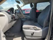 ✅ 2010 Chrysler Town & Country LX • VIN: 2A4RR2D17AR334118 • Lot: 65008425. Wystawiony na Copart z przebiegiem 227 352 mil. Bezpłatny archiwum sprzedaży aukcyjnych z USA i szczegółowy raport historii pojazdu na DreamBid. Zdjęcie 7.