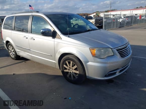 ✅ 2011 Chrysler Town & Country Touring • VIN: 2A4RR8DG5BR607811 • Lot: 43649745. Wystawiony na IAAI z przebiegiem 219 523 mil. Bezpłatny archiwum sprzedaży aukcyjnych z USA i szczegółowy raport historii pojazdu na DreamBid. Zdjęcie 1.