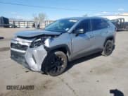 ✅ 2023 Toyota RAV4 LE • VIN: 2T3H1RFV4PC235208 • Lot: 81953785. Wystawiony na Copart z przebiegiem 24 644 mil. Bezpłatny archiwum sprzedaży aukcyjnych z USA i szczegółowy raport historii pojazdu na DreamBid. Zdjęcie 1.
