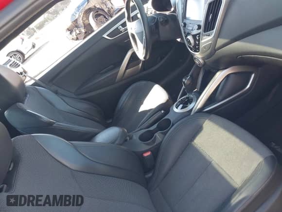 2016 Hyundai Veloster z VIN KMHTC6AD9GU282761, wystawiony jako IAAI lot #43624975 z przebiegiem 126 546 mil mil oraz . Historia ofert i sprzedaży dostępna na DreamBid. Obrazek 5.