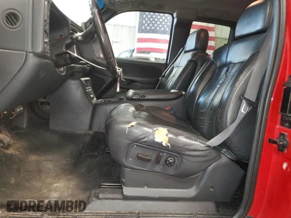 ✅ 2001 Chevrolet Silverado 2500HD LS • VIN: 1GCHK29U81E250671 • Lot: 61221475. Wystawiony na Copart z przebiegiem 139 359 mil. Bezpłatny archiwum sprzedaży aukcyjnych z USA i szczegółowy raport historii pojazdu na DreamBid. Zdjęcie 7.