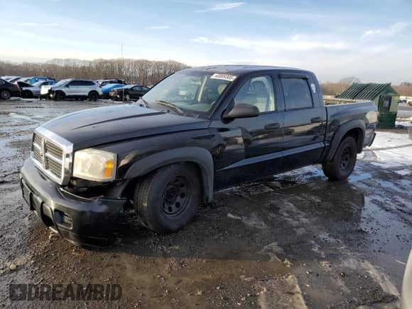 2005 Dodge Dakota ST z VIN 1D7HW28K95S249191, wystawiony jako Copart lot #43809305 z przebiegiem 225 537 mil mil oraz Czysty tytuł • Clean title. Historia ofert i sprzedaży dostępna na DreamBid. Obrazek 1.