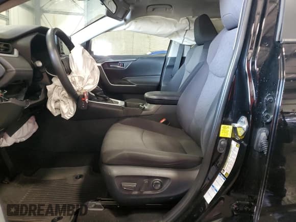 ✅ 2021 Toyota RAV4 XLE • VIN: 2T3P1RFV2MC182063 • Лот: 84379835. Опубликован ранее на Copart с пробегом 31 044 миль. Бесплатный доступ к архиву аукционных продаж из США и подробный отчёт об истории автомобиля на DreamBid. Изображение 7.