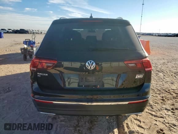 ✅ 2020 Volkswagen Tiguan SE • VIN: 3VV2B7AX3LM078881 • Lot: 82333055. Wystawiony na Copart z przebiegiem 33 913 mil. Bezpłatny archiwum sprzedaży aukcyjnych z USA i szczegółowy raport historii pojazdu na DreamBid. Zdjęcie 6.