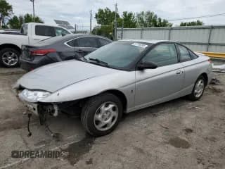 ✅ 2002 Saturn SC • VIN: 1G8ZR12702Z156044 • Лот: 57756395. Опубликован ранее на Copart с пробегом 157 708 миль. Бесплатный доступ к архиву аукционных продаж из США и подробный отчёт об истории автомобиля на DreamBid. Изображение 1.