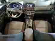 ✅ 2019 Hyundai Kona SEL • VIN: KM8K22AA3KU395031 • Lot: 63141233. Wystawiony na Copart z przebiegiem 36 075 mil mil. Skorzystaj z bezpłatnego archiwum sprzedaży aukcyjnych z USA i zobacz szczegółowy raport historii pojazdu na DreamBid. Zdjęcie 8.