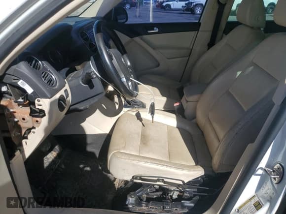 ✅ 2016 Volkswagen Tiguan S • VIN: WVGAV7AX2GW597780 • Lot: 92397105. Wystawiony na Copart z przebiegiem 122 633 mil. Bezpłatny archiwum sprzedaży aukcyjnych z USA i szczegółowy raport historii pojazdu na DreamBid. Zdjęcie 7.
