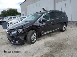 ✅ 2017 Chrysler Pacifica Touring Plus • VIN: 2C4RC1BG7HR756750 • Лот: 85896375. Опубликован ранее на Copart с пробегом 89 273 миль. Бесплатный доступ к архиву аукционных продаж из США и подробный отчёт об истории автомобиля на DreamBid. Изображение 1.