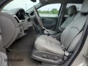 ✅ 2015 Chevrolet Traverse LT • VIN: 1GNKRHKD3FJ235953 • Lot: 57267914. Wystawiony na Copart z przebiegiem 110 417 mil. Bezpłatny archiwum sprzedaży aukcyjnych z USA i szczegółowy raport historii pojazdu na DreamBid. Zdjęcie 7.