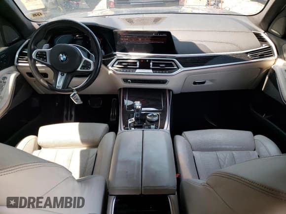 ✅ 2021 BMW X7 M50i • VIN: 5UXCX6C08M9F30579 • Lot: 63227145. Wystawiony na Copart z przebiegiem 28 924 mil. Bezpłatny archiwum sprzedaży aukcyjnych z USA i szczegółowy raport historii pojazdu na DreamBid. Zdjęcie 8.