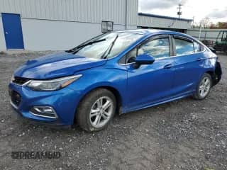 ✅ 2018 Chevrolet Cruze LT • VIN: 1G1BE5SM5J7154776 • Lot: 82706125. Wystawiony na Copart z przebiegiem 54 163 mil mil. Skorzystaj z bezpłatnego archiwum sprzedaży aukcyjnych z USA i zobacz szczegółowy raport historii pojazdu na DreamBid. Zdjęcie 1.