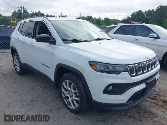 ✅ 2022 Jeep Compass Latitude Lux • VIN: 3C4NJDFB7NT181093 • Lot: 42359152. Wystawiony na IAAI z przebiegiem 20 264 mil. Bezpłatny archiwum sprzedaży aukcyjnych z USA i szczegółowy raport historii pojazdu na DreamBid. Zdjęcie 1.