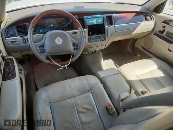 ✅ 2003 Lincoln Town Car Cartier • VIN: 1LNHM83W13Y613610 • Lot: 71822175. Listed on Copart with 138,049 mi. Free auction sales archive from the USA and detailed vehicle history report at DreamBid. Image 8.