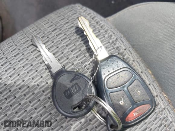 ✅ 2006 Jeep Commander • VIN: 1J8HG48NX6C333442 • Lot: 42814188. Wystawiony na IAAI z przebiegiem 241 411 mil. Bezpłatny archiwum sprzedaży aukcyjnych z USA i szczegółowy raport historii pojazdu na DreamBid. Zdjęcie 11.