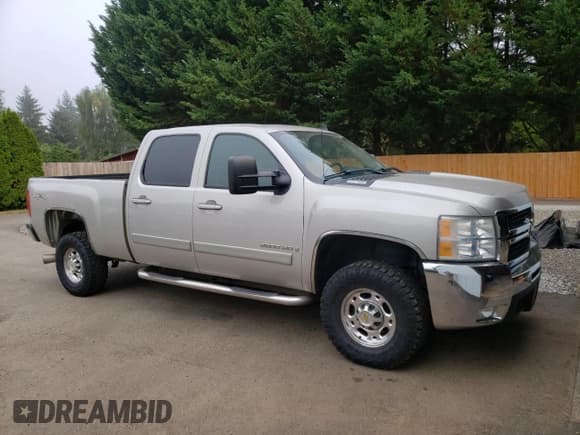 ✅ 2007 Chevrolet Silverado 2500HD 2LT • VIN: 1GCHK23607F556728 • Лот: 71477675. Опубликован ранее на Copart с пробегом 116 177 миль. Бесплатный доступ к архиву аукционных продаж из США и подробный отчёт об истории автомобиля на DreamBid. Изображение 1.