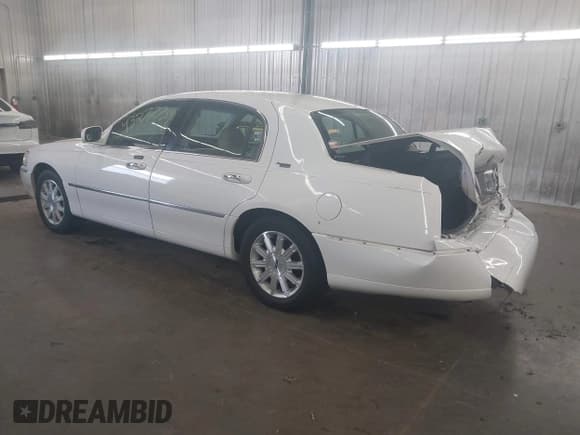 ✅ 2010 Lincoln Town Car Signature Limited • VIN: 2LNBL8CV9AX615800 • Lot: 43277739. Listed on IAAI with 141,130 mi. Free auction sales archive from the USA and detailed vehicle history report at DreamBid. Image 3.