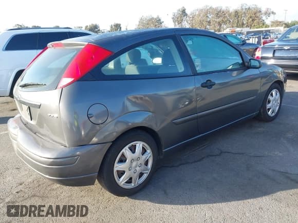 ✅ 2005 Ford Focus S • VIN: 3FAFP31N35R157178 • Lot: 43414791. Wystawiony na IAAI z przebiegiem 102 333 mil. Bezpłatny archiwum sprzedaży aukcyjnych z USA i szczegółowy raport historii pojazdu na DreamBid. Zdjęcie 4.