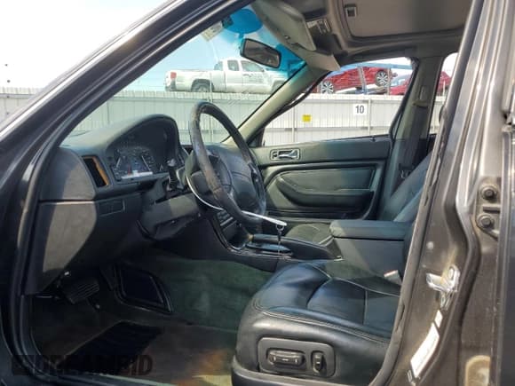 ✅ 1991 Acura Legend L • VIN: JH4KA7668MC041313 • Lot: 55352884. Wystawiony na Copart z przebiegiem 208 407 mil. Bezpłatny archiwum sprzedaży aukcyjnych z USA i szczegółowy raport historii pojazdu na DreamBid. Zdjęcie 7.