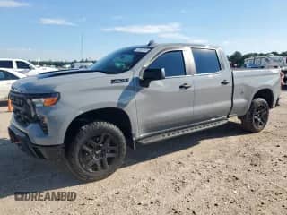2024 Chevrolet Silverado 1500 Custom Trail Boss z VIN 3GCPDCEK2RG197468, wystawiony jako Copart lot #83947465 z przebiegiem Nie podano mil oraz Szkoda całkowita • Salvage title. Historia ofert i sprzedaży dostępna na DreamBid. Obrazek 1.