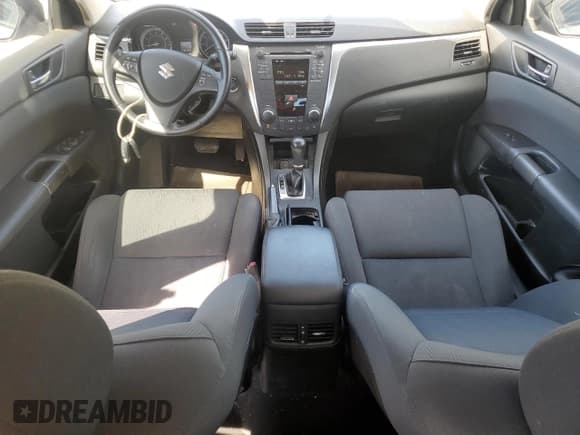 ✅ 2010 Suzuki Kizashi SE • VIN: JS2RE9A36A6100095 • Lot: 77750124. Wystawiony na Copart z przebiegiem 63 908 mil. Bezpłatny archiwum sprzedaży aukcyjnych z USA i szczegółowy raport historii pojazdu na DreamBid. Zdjęcie 8.