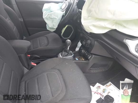 ✅ 2020 Jeep Renegade Latitude • VIN: ZACNJBBB5LPL91428 • Lot: 43014467. Listed on IAAI with 74,390 mi. Free auction sales archive from the USA and detailed vehicle history report at DreamBid. Image 5.