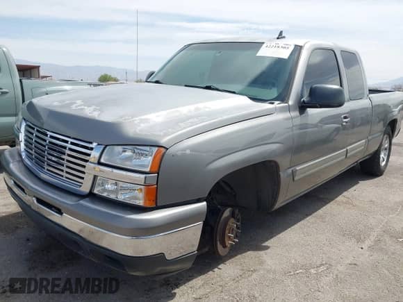 2006 Chevrolet Silverado 1500 LT2 z VIN 2GCEC19T361333158, wystawiony jako IAAI lot #42218305 z przebiegiem 220 009 mil mil oraz . Historia ofert i sprzedaży dostępna na DreamBid. Obrazek 2.