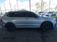 ✅ 2022 Volkswagen Tiguan SE R-Line Black • VIN: 3VVCB7AX7NM099224 • Lot: 43333379. Wystawiony na IAAI z przebiegiem 75 933 mil. Bezpłatny archiwum sprzedaży aukcyjnych z USA i szczegółowy raport historii pojazdu na DreamBid. Zdjęcie 14.