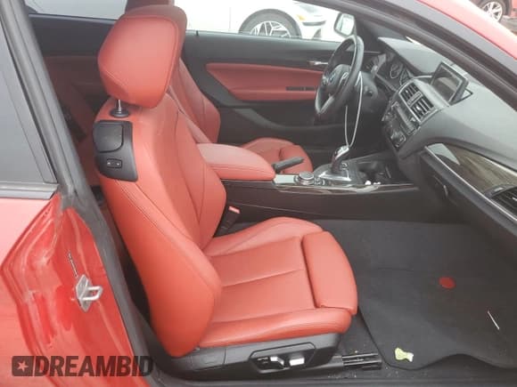 ✅ 2016 BMW 2 Series M235i xDrive • VIN: WBA1J9C5XGV696261 • Lot: 54910175. Wystawiony na Copart z przebiegiem 90 031 mil. Bezpłatny archiwum sprzedaży aukcyjnych z USA i szczegółowy raport historii pojazdu na DreamBid. Zdjęcie 10.