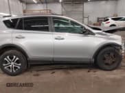 ✅ 2017 Toyota RAV4 LE • VIN: 2T3BFREV2HW638757 • Lot: 41639649. Wystawiony na IAAI z przebiegiem Nie podano. Bezpłatny archiwum sprzedaży aukcyjnych z USA i szczegółowy raport historii pojazdu na DreamBid. Zdjęcie 14.