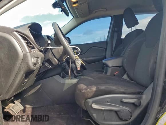 ✅ 2019 Jeep Cherokee Latitude • VIN: 1C4PJLCBXKD134472 • Lot: 94294575. Wystawiony na Copart z przebiegiem 88 303 mil. Bezpłatny archiwum sprzedaży aukcyjnych z USA i szczegółowy raport historii pojazdu na DreamBid. Zdjęcie 7.