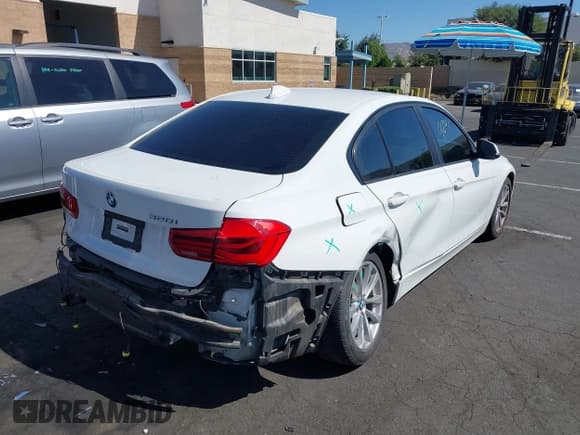 ✅ 2016 BMW 3 Series 320i • VIN: WBA8E1G53GNT35582 • Lot: 43359201. Wystawiony na IAAI z przebiegiem 91 126 mil. Bezpłatny archiwum sprzedaży aukcyjnych z USA i szczegółowy raport historii pojazdu na DreamBid. Zdjęcie 4.