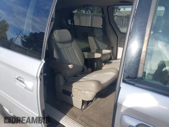 ✅ 2005 Dodge Caravan SXT • VIN: 2D4GP44L05R345986 • Lot: 43653111. Wystawiony na IAAI z przebiegiem 171 419 mil. Bezpłatny archiwum sprzedaży aukcyjnych z USA i szczegółowy raport historii pojazdu na DreamBid. Zdjęcie 8.