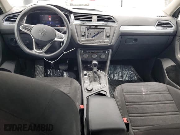 ✅ 2022 Volkswagen Tiguan S • VIN: 3VV0B7AX2NM141267 • Lot: 67865815. Wystawiony na Copart z przebiegiem 64 146 mil. Bezpłatny archiwum sprzedaży aukcyjnych z USA i szczegółowy raport historii pojazdu na DreamBid. Zdjęcie 8.