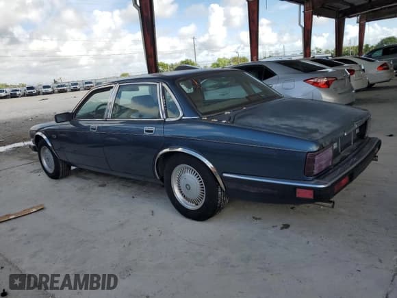 ✅ 1988 Jaguar XJ • VIN: SAJHV1649JC552411 • Lot: 85384694. Wystawiony na Copart z przebiegiem Nie podano. Bezpłatny archiwum sprzedaży aukcyjnych z USA i szczegółowy raport historii pojazdu na DreamBid. Zdjęcie 2.